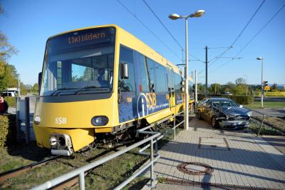 Pkw uebersieht Stadtbahn und wird 5 Meter mitgeschleift - Hoher Schaden an Bahn und Pkw